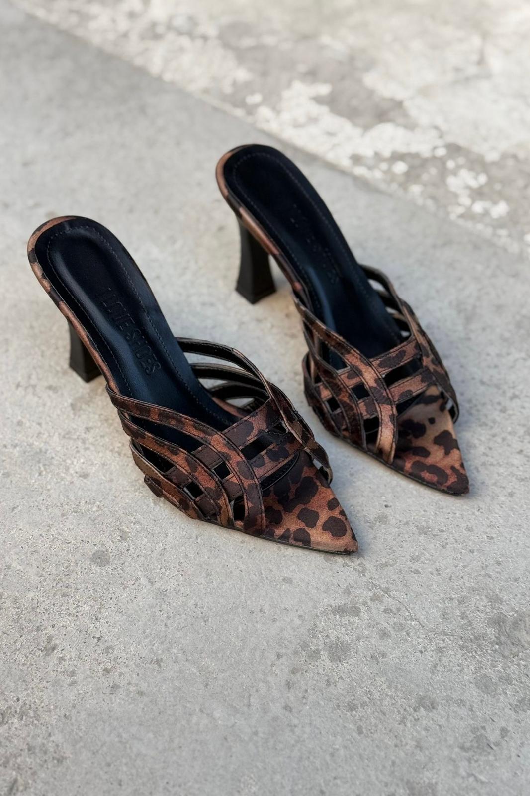 Lumon Saten Leo Desenli Bant Detaylı Topuklu Terlik - ILOVESHOES