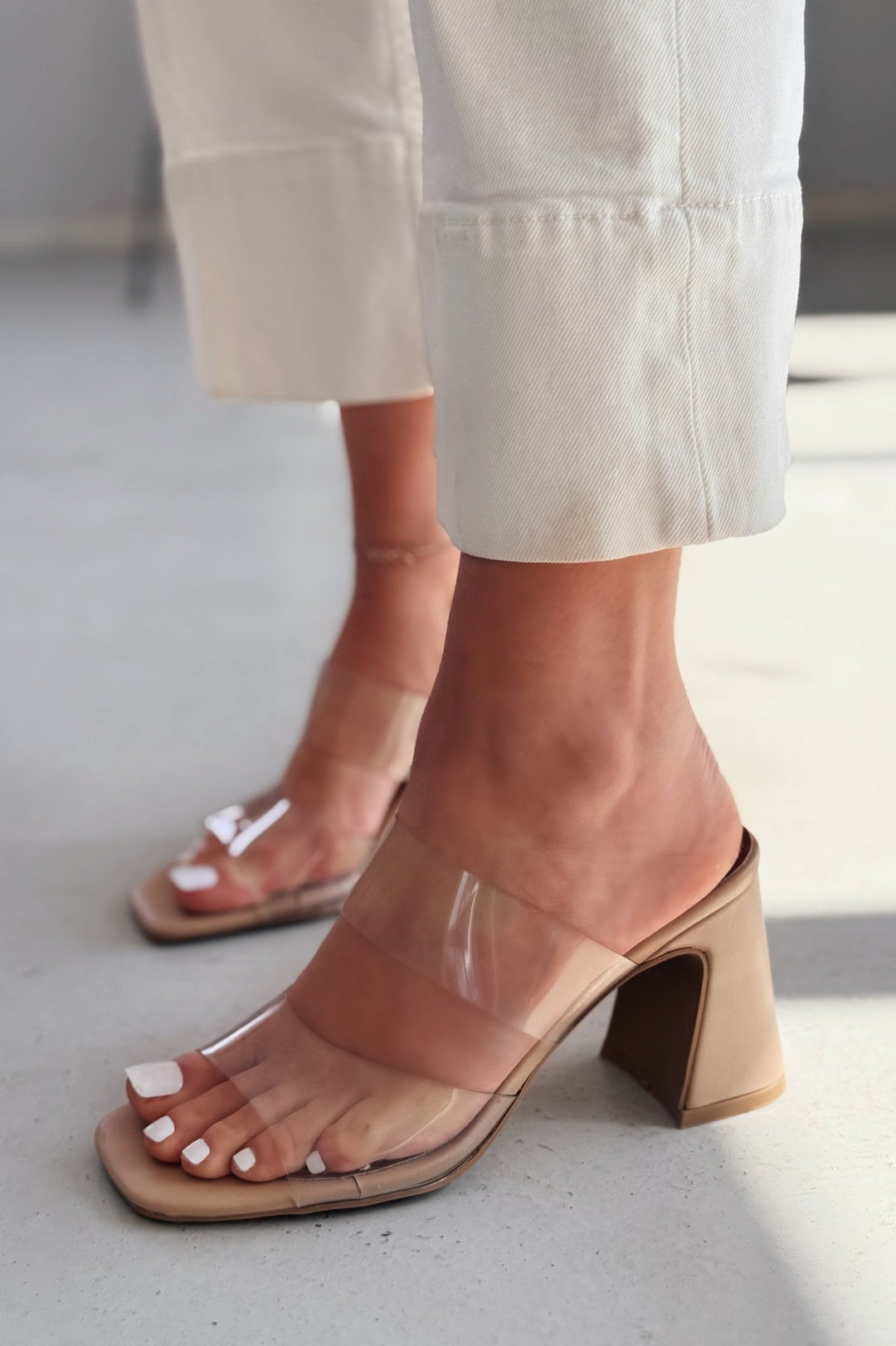 Powent Mat Deri Şeffaf Bant Detaylı Terlik Nude - ILOVESHOES