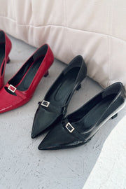 Jolor Parlak Deri Siyah Toka Detaylı Stiletto