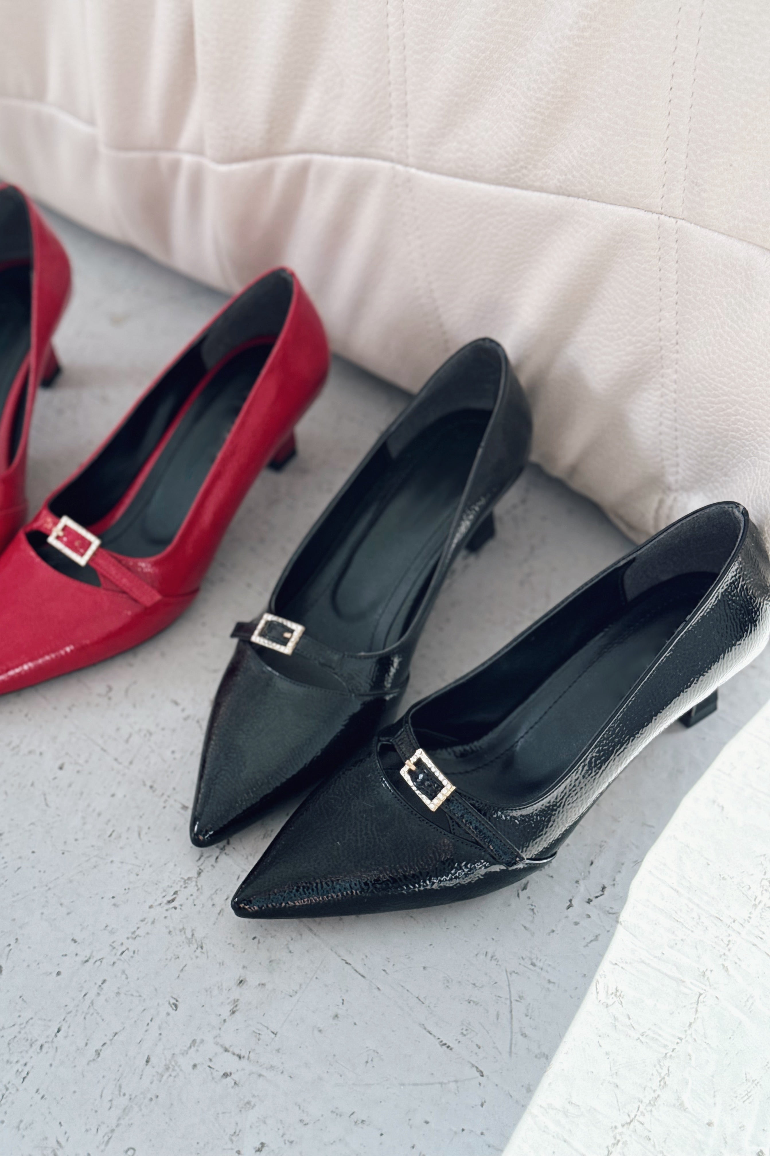 Jolor Parlak Deri Siyah Toka Detaylı Stiletto