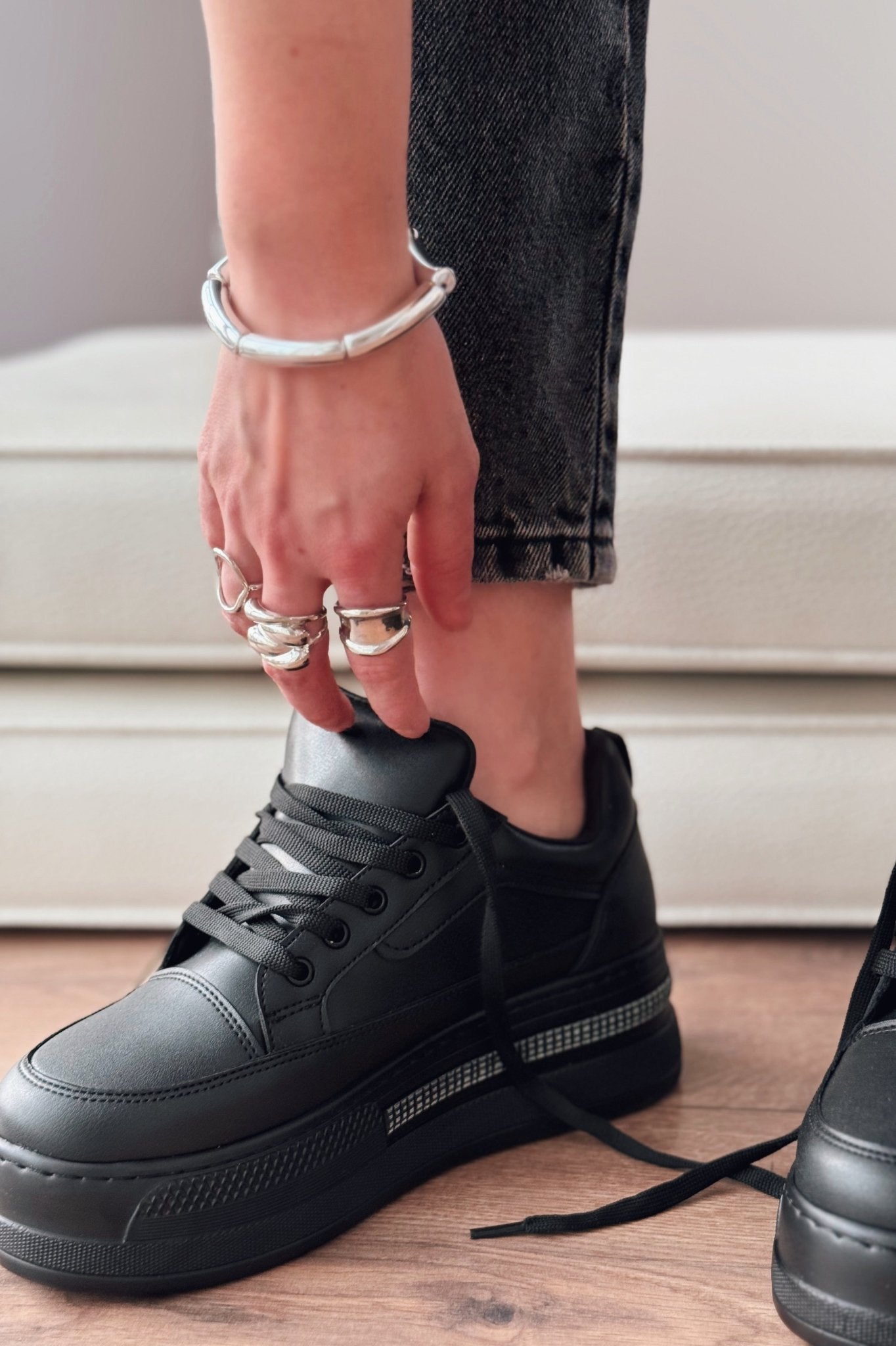 Yovira Siyah Bağcıklı Taban Taş Aksesuarlı Günlük Spor Ayakkabı - ILOVESHOES