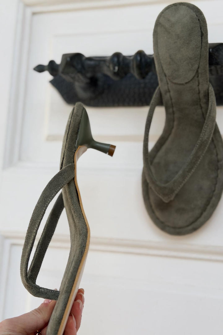 Arlene Topuklu Parmak Arası Terlik Haki Süet - ILOVESHOES