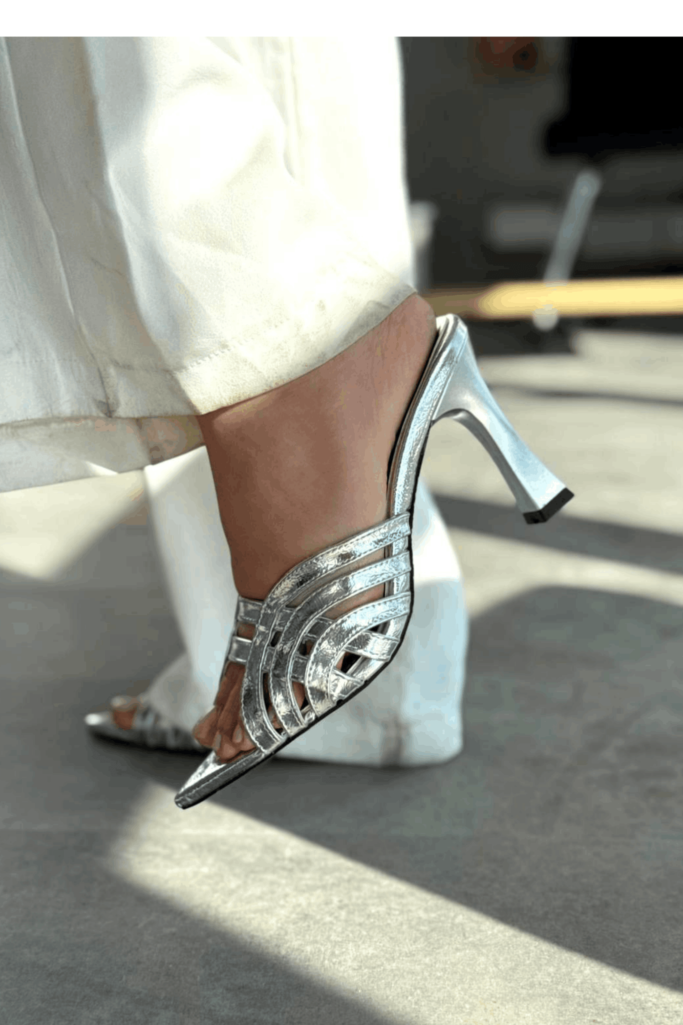 Lumon Parlak Deri Gümüş Bant Detaylı Topuklu Terlik - ILOVESHOES