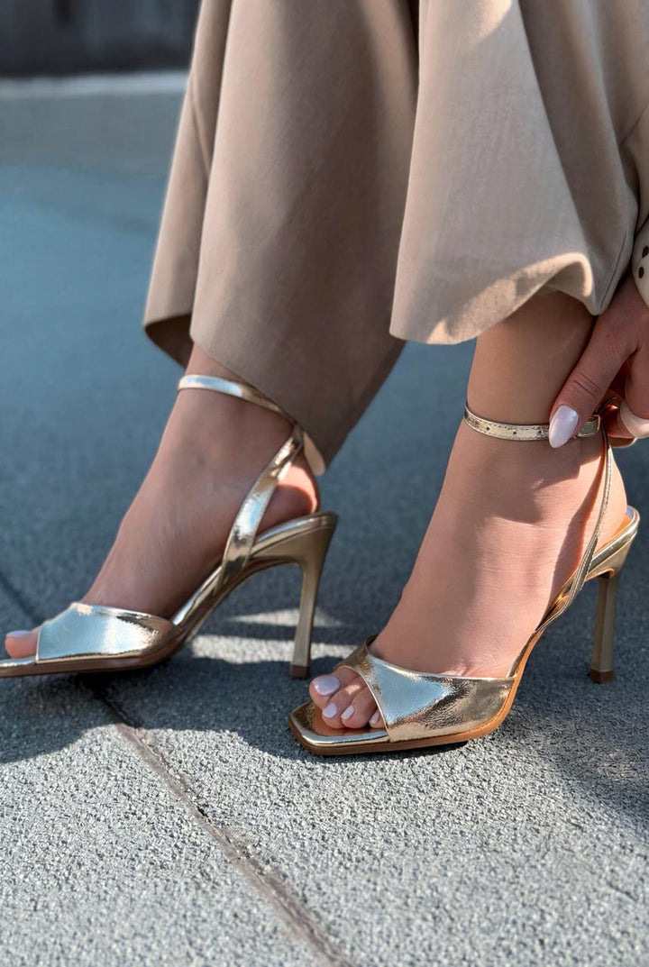 Elvona Gold Parlak Deri Kadın Topuklu Ayakkabı - ILOVESHOES