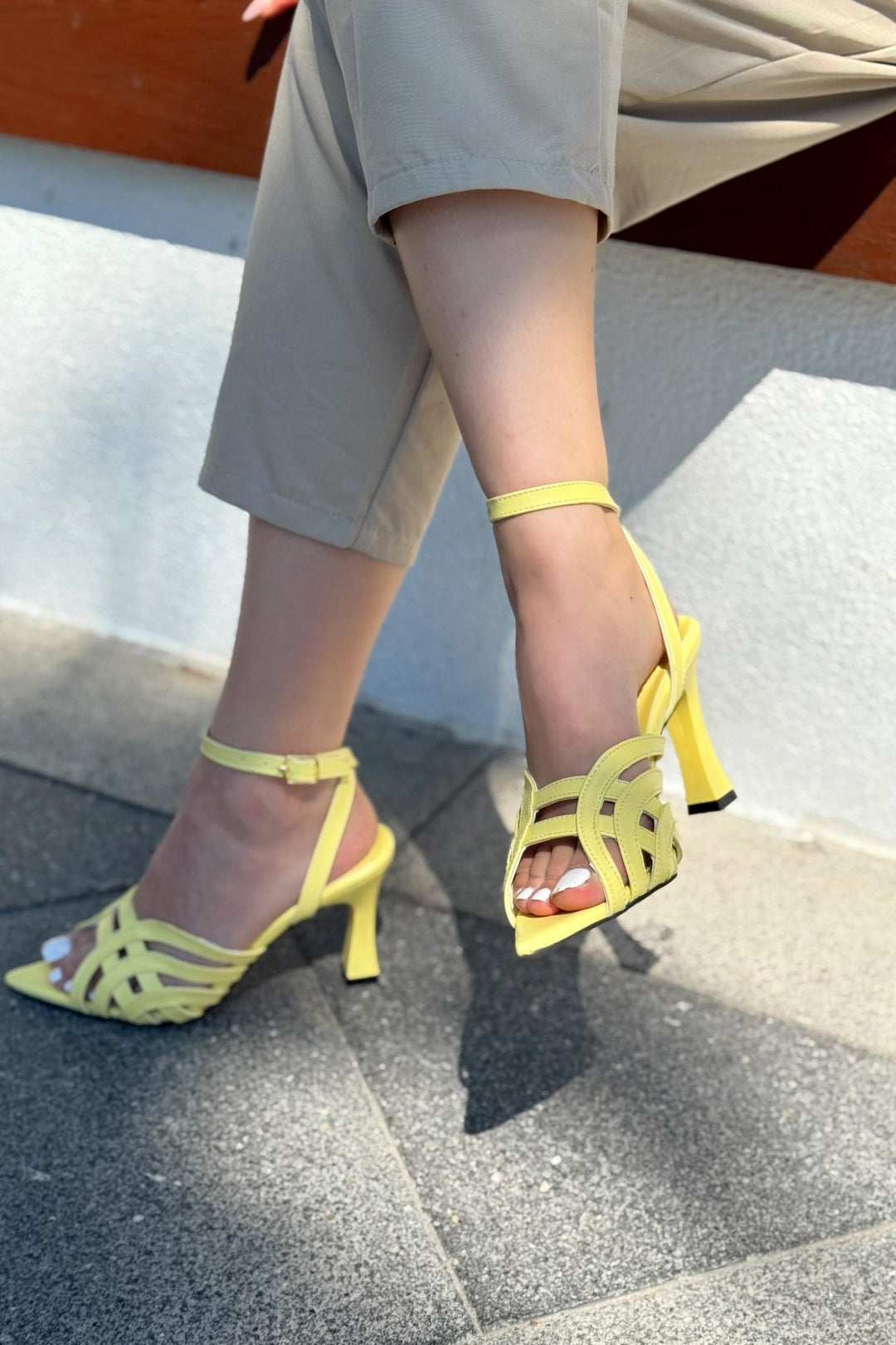 Ronel Mat Deri Sarı Bant Detaylı Topuklu Ayakkabı - ILOVESHOES