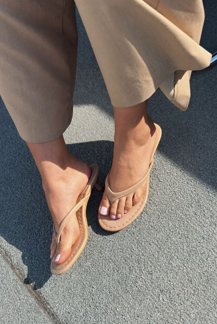 Arlene Nude Mat Deri Kadın Parmak Arası Topuklu Terlik - ILOVESHOES