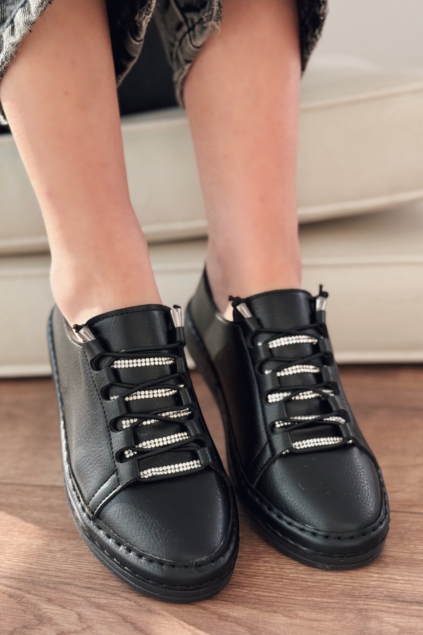 Nelora Mat Deri Taş Detaylı Bağcıklı Siyah Kadın Spor Ayakkabı - ILOVESHOES