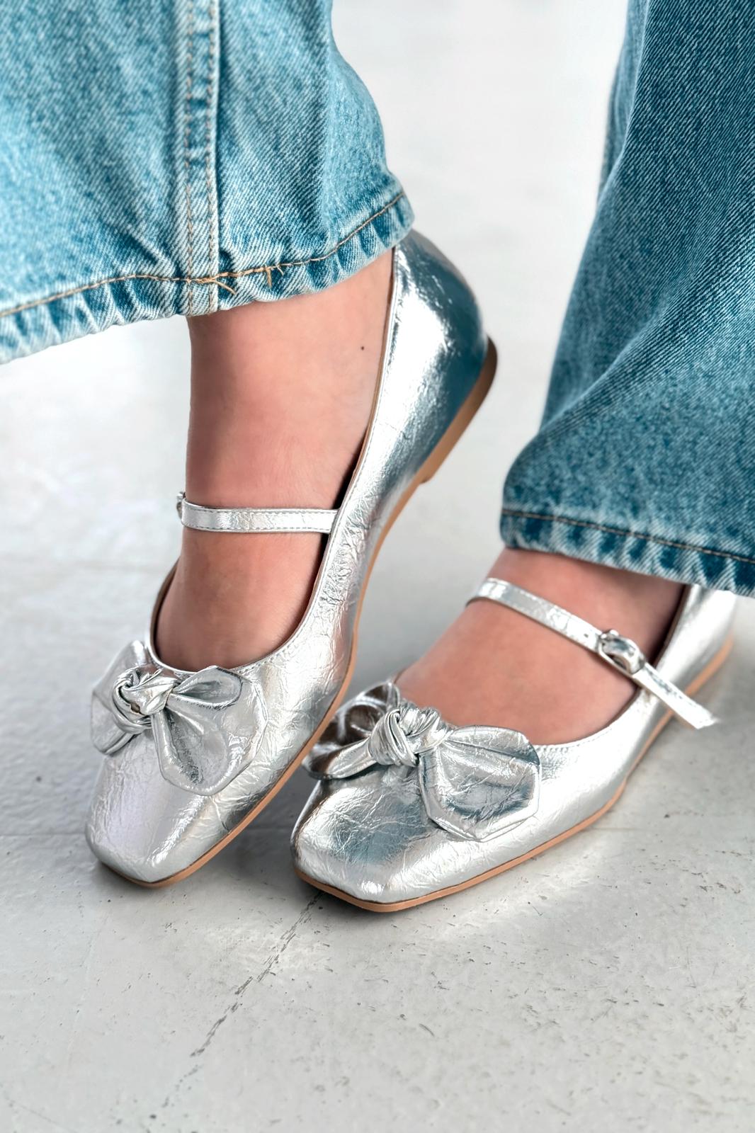 Ratins Kırışık Deri Gümüş Kurdele Detaylı Kadın Babet - ILOVESHOES