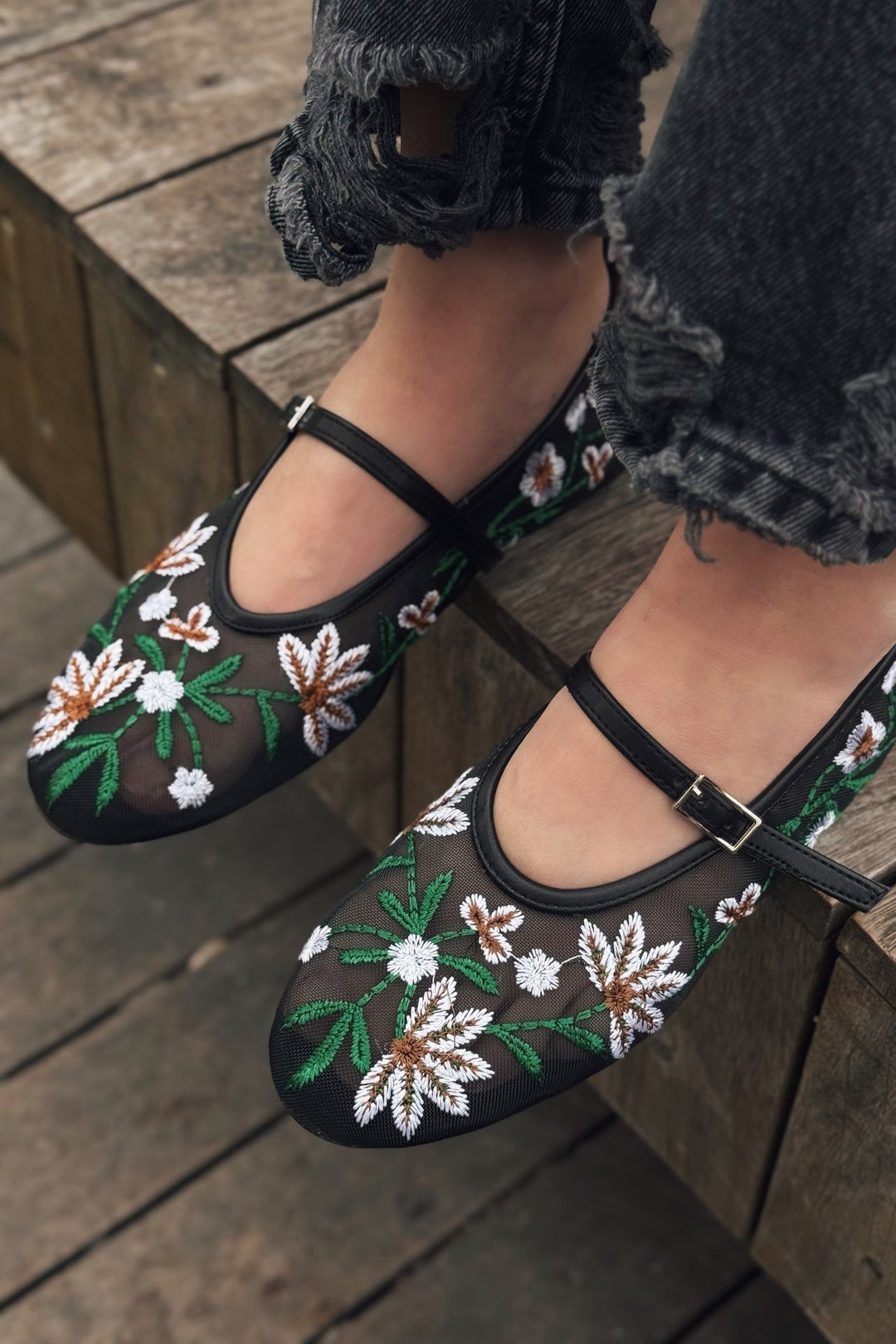 Krysol Nakış Detaylı Siyah File Babet - ILOVESHOES