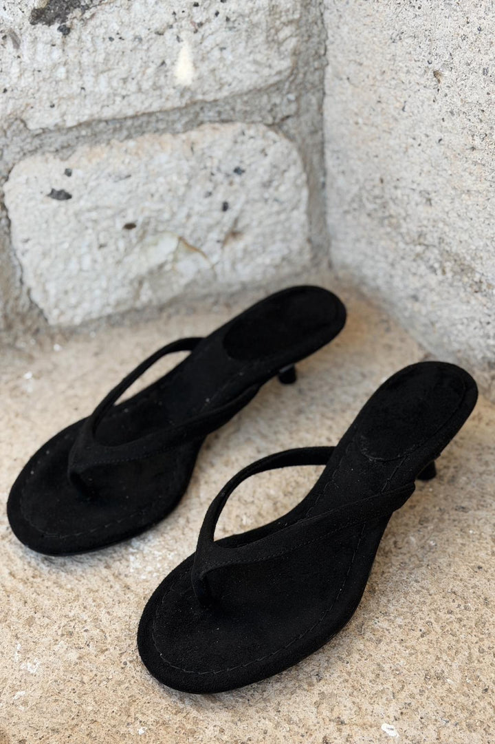 Arlene Topuklu Parmak Arası Terlik Siyah Süet - ILOVESHOES