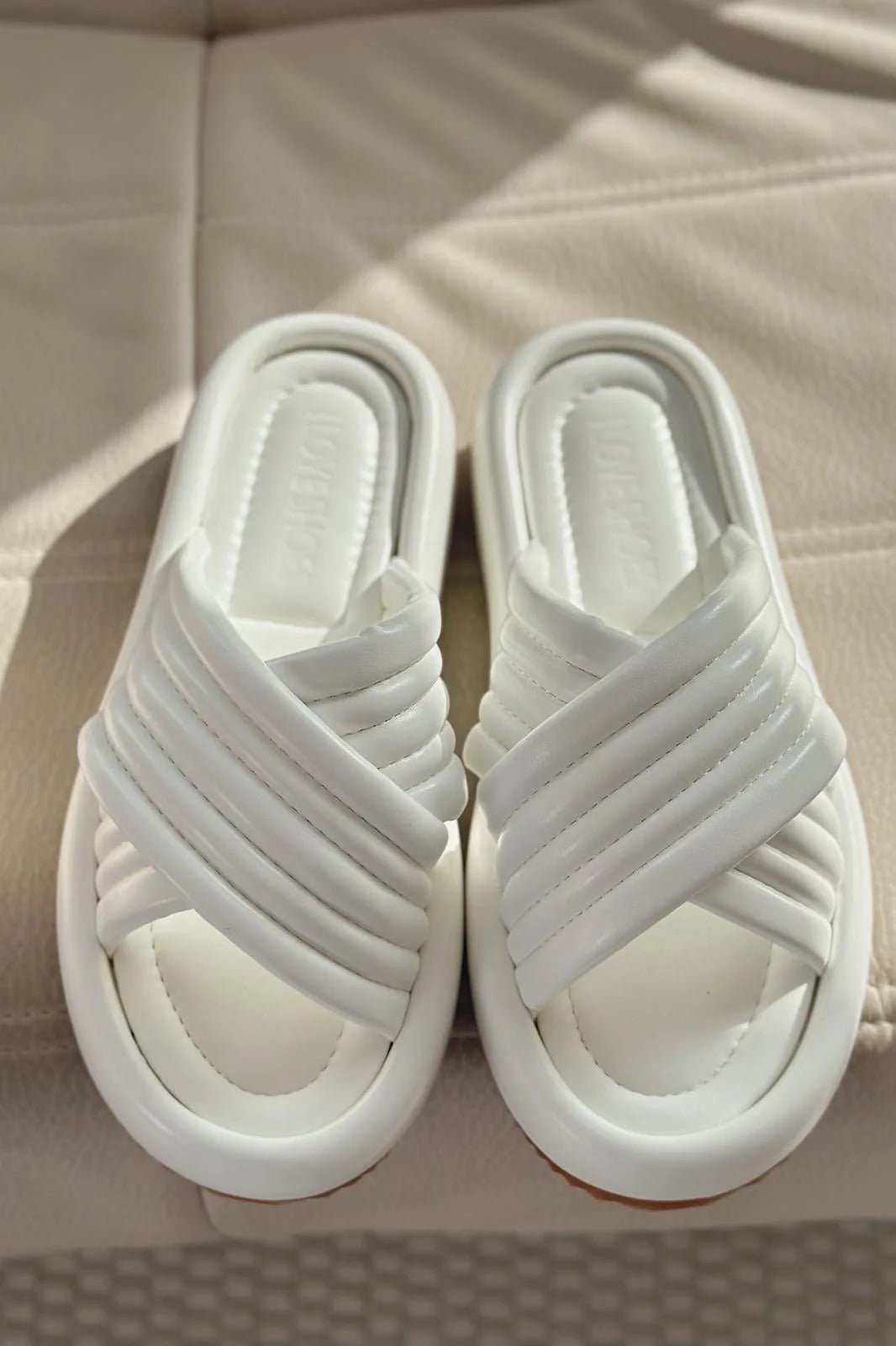 Zayten Mat Deri Beyaz Çapraz Bant Detaylı Kadın Terlik - ILOVESHOES