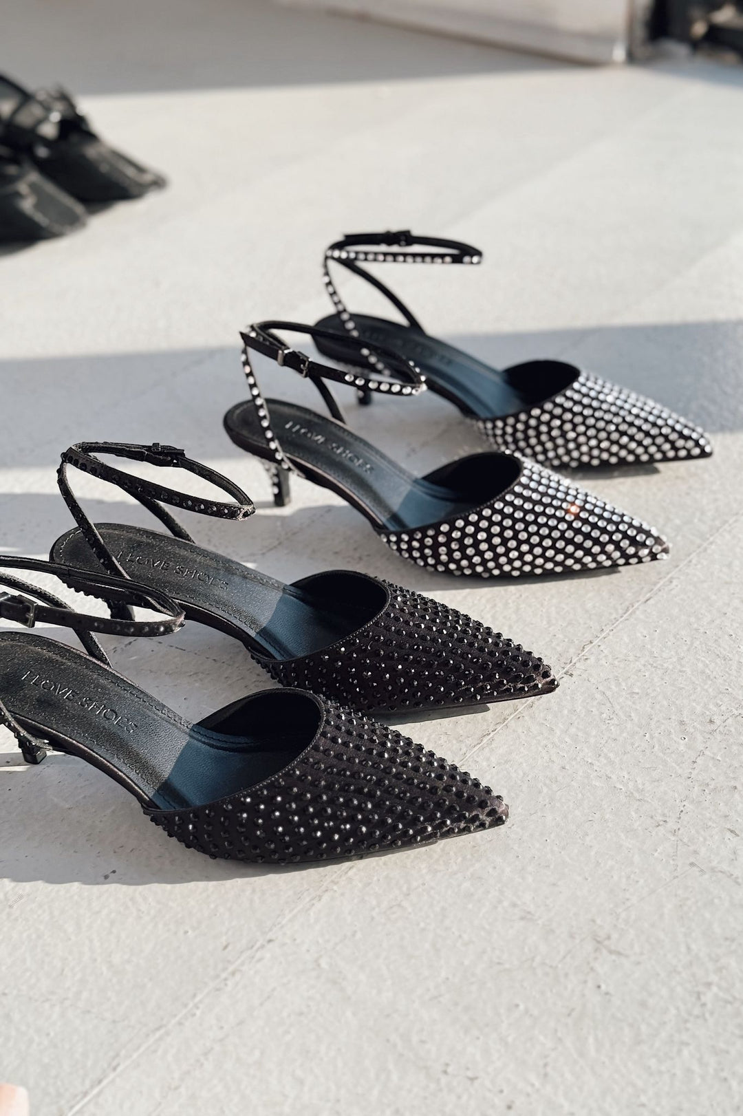 Orynea Saten Siyah Taş Detaylı Kısa Topuklu Kadın Ayakkabı - ILOVESHOES