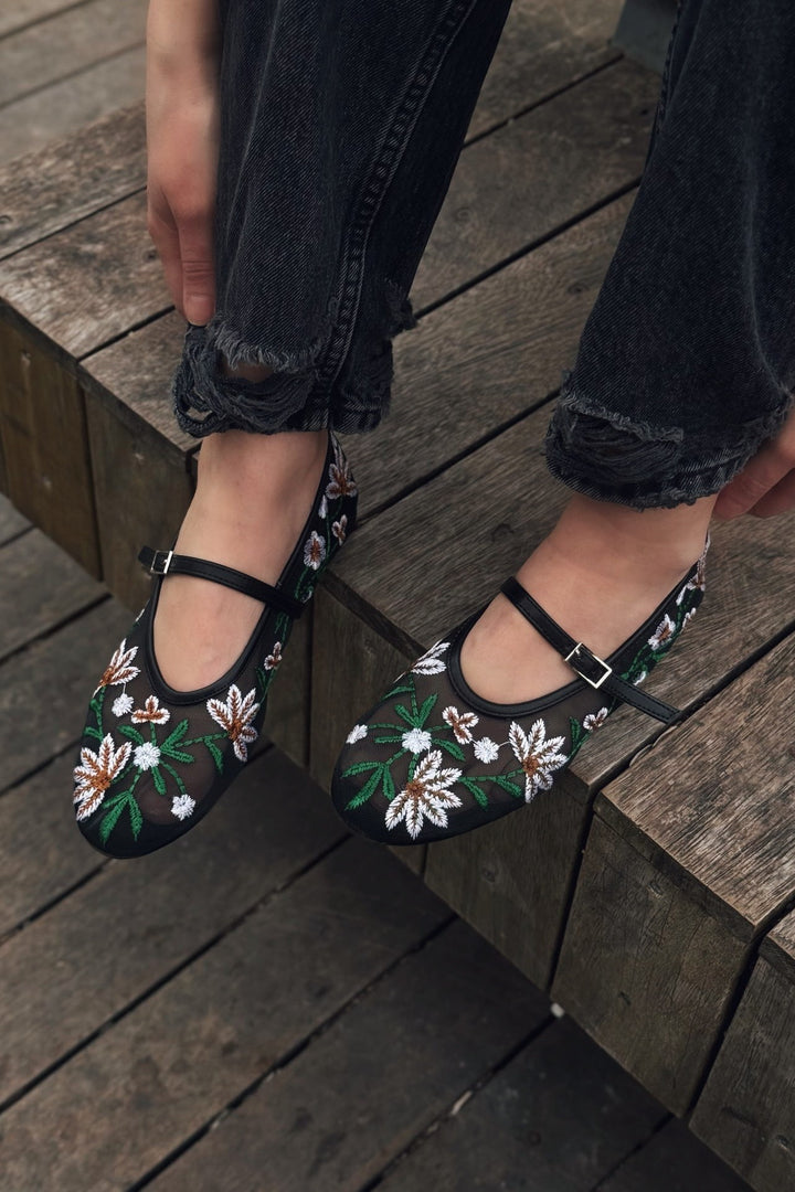 Krysol Nakış Detaylı Siyah File Babet