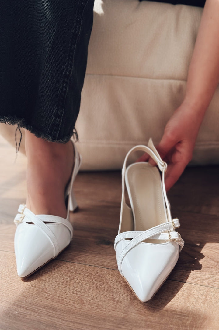 Jolira Rugan Beyaz Toka Detaylı Stiletto