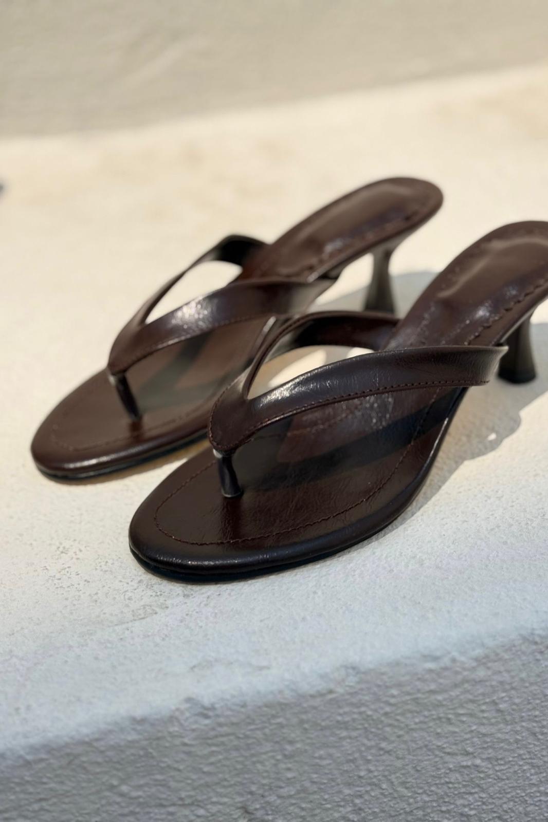 Ponya Mat Deri Acıkahve Parmak Arası Topuklu Terlik - ILOVESHOES