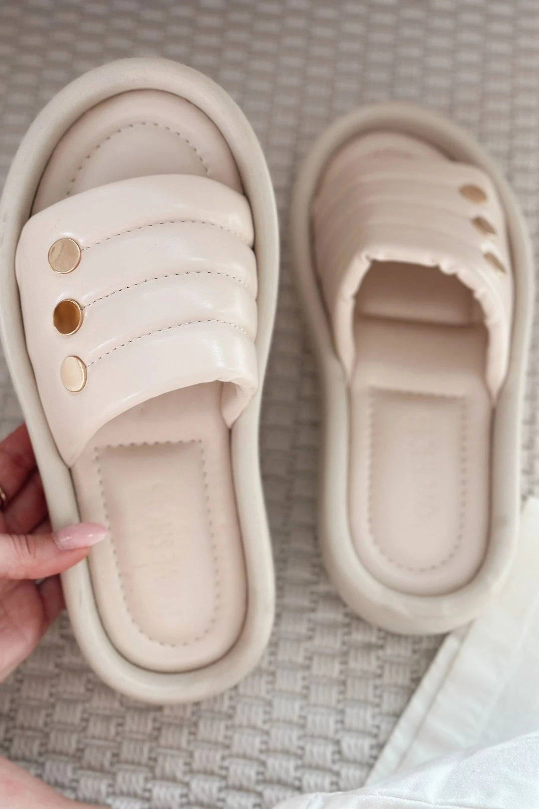 Roly Mat Deri Zımba Detaylı Kadın Terlik Bej