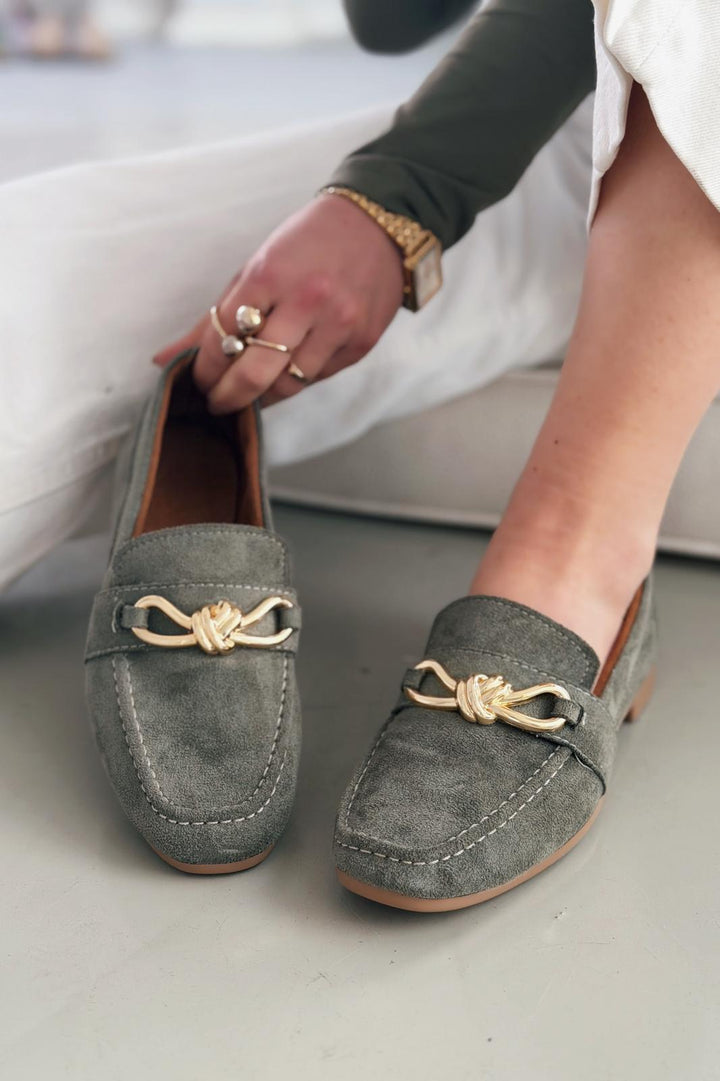 Avelis Kadın Loafer Haki Süet Fiyonk Detaylı - ILOVESHOES