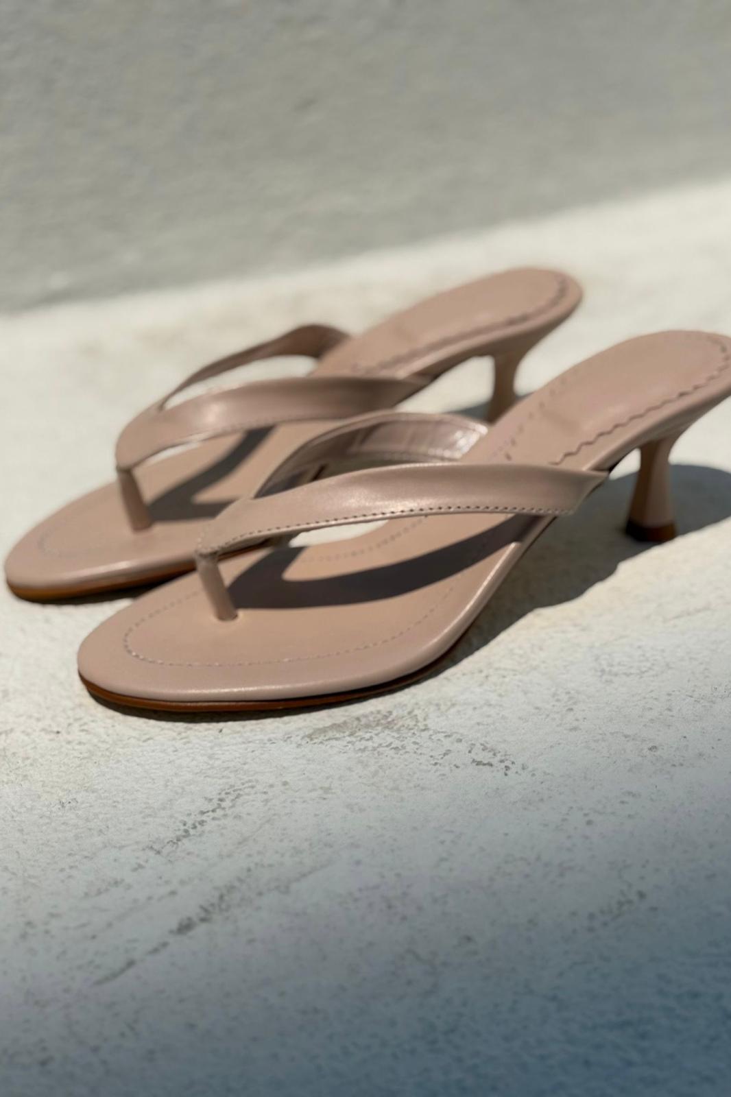 Ponya Mat Deri Bej Parmak Arası Topuklu Terlik - ILOVESHOES