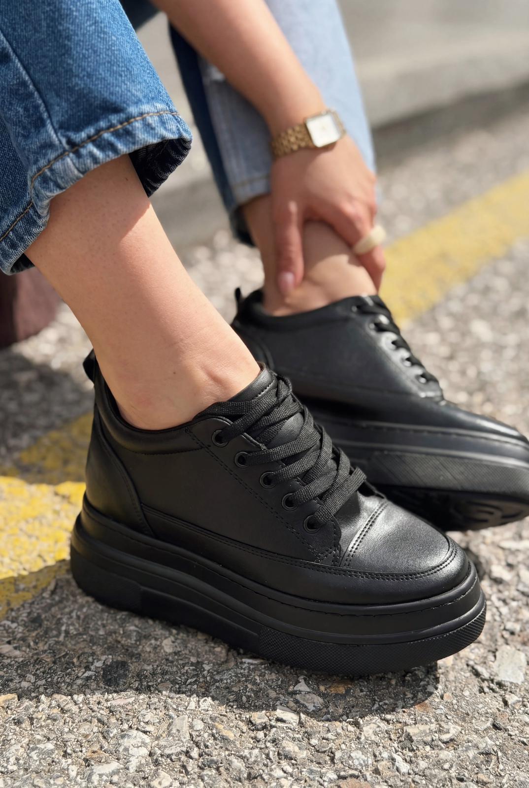 Korin Kadın Spor Ayakkabı Siyah Mat Deri Gizli Topuklu - ILOVESHOES