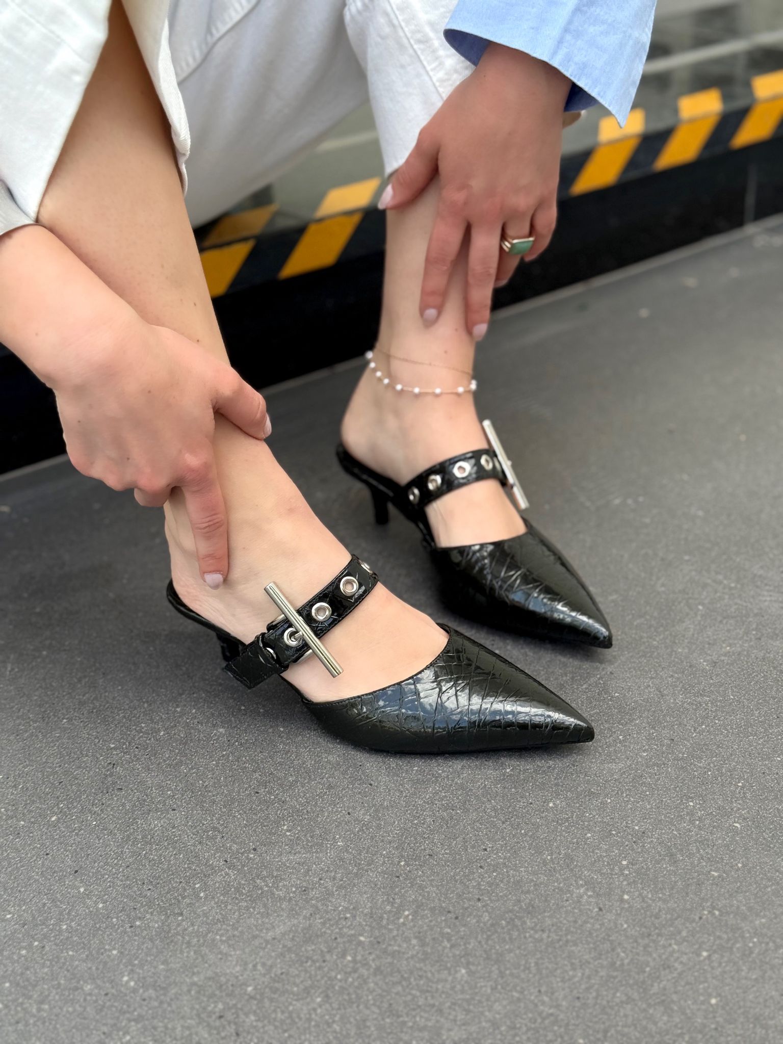Karonsa Kroko Desen Siyah Toka Detaylı Kadın Terlik - ILOVESHOES