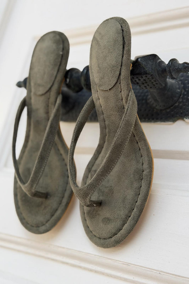 Arlene Topuklu Parmak Arası Terlik Haki Süet - ILOVESHOES