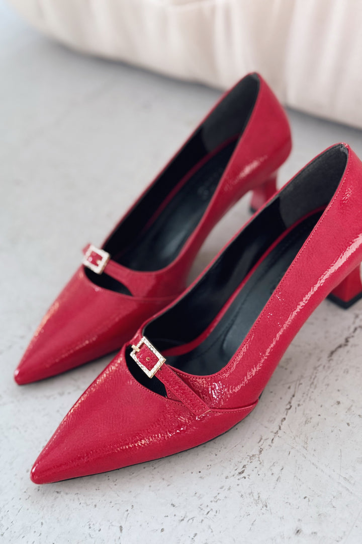 Jolor Parlak Deri Kırmızı Toka Detaylı Stiletto