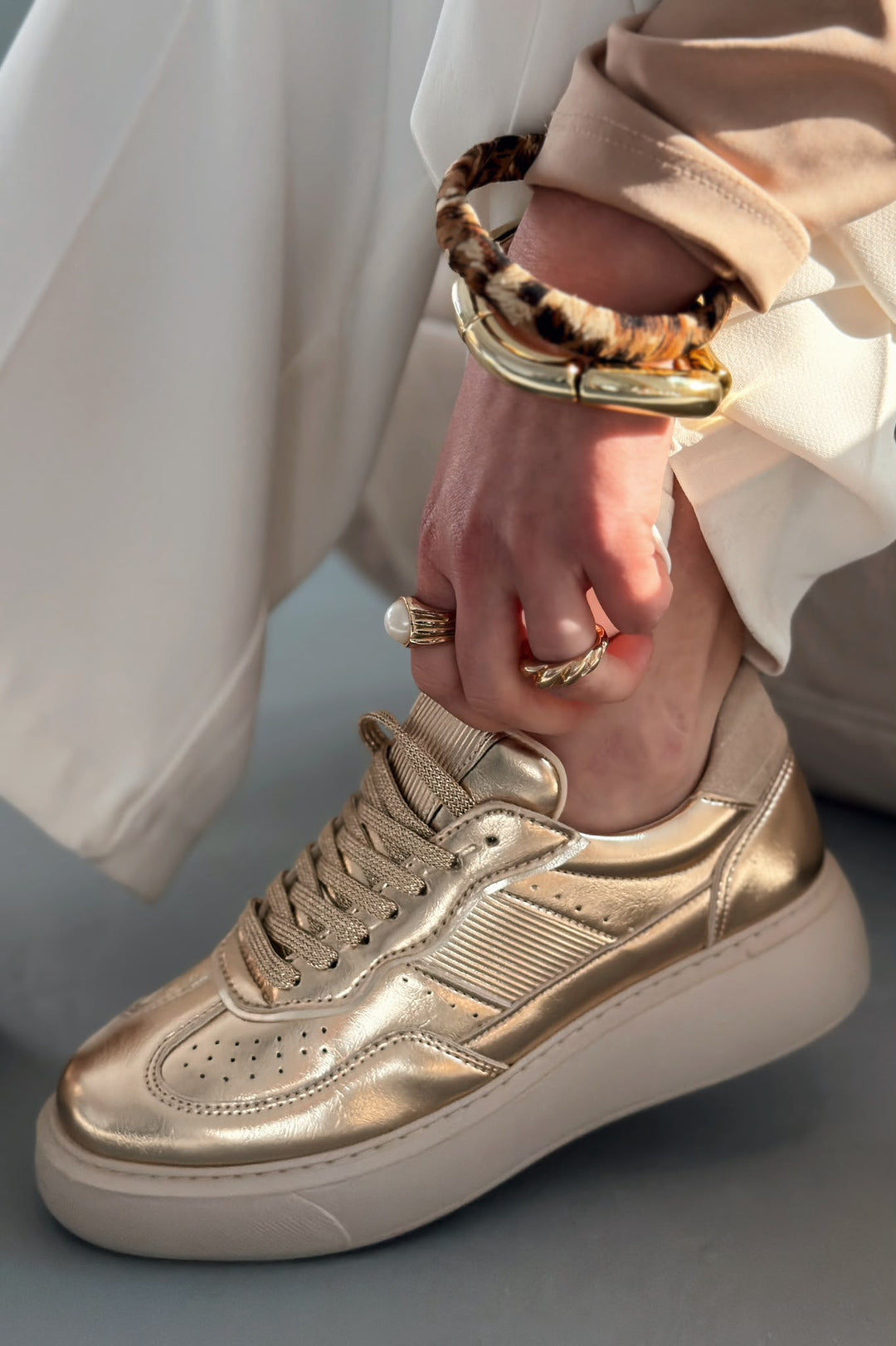 Larisa Gold Parlak Deri Kadın Spor Ayakkabı - ILOVESHOES