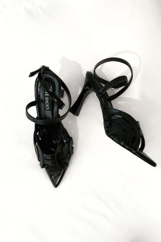 Ronel Parlak Deri Siyah Bant Detaylı Topuklu Ayakkabı - ILOVESHOES