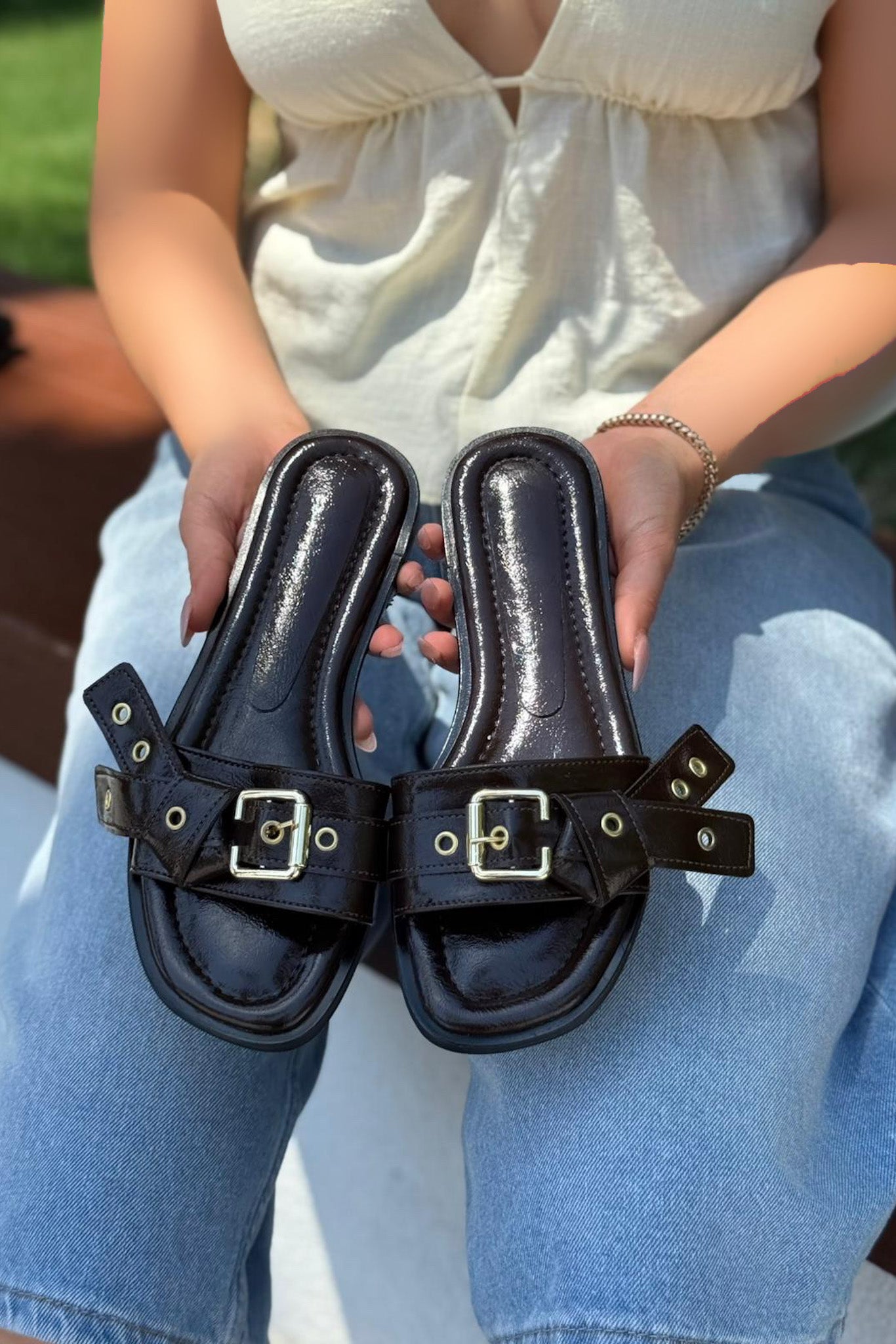 Samaris Parlak Deri Acıkahve Toka Detaylı Kadın Terlik - ILOVESHOES