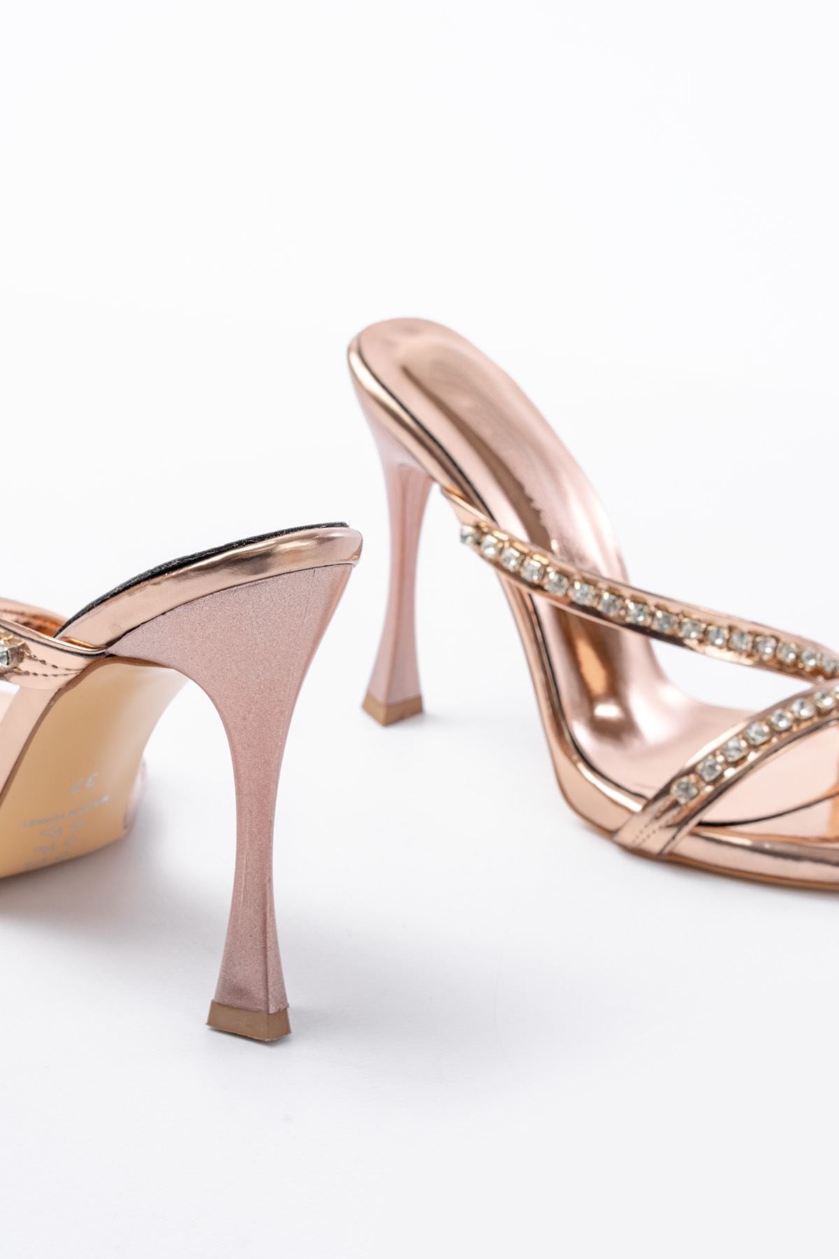 Suvana Parlak Deri Rose Taş Detaylı Topuklu Terlik - ILOVESHOES