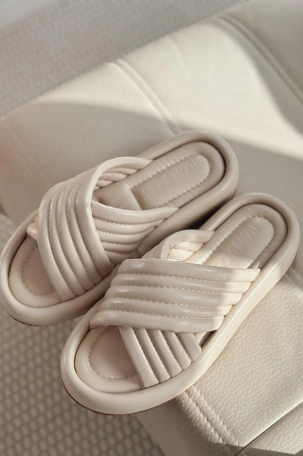 Zayten Mat Deri Bej Çapraz Bant Detaylı Kadın Terlik - ILOVESHOES