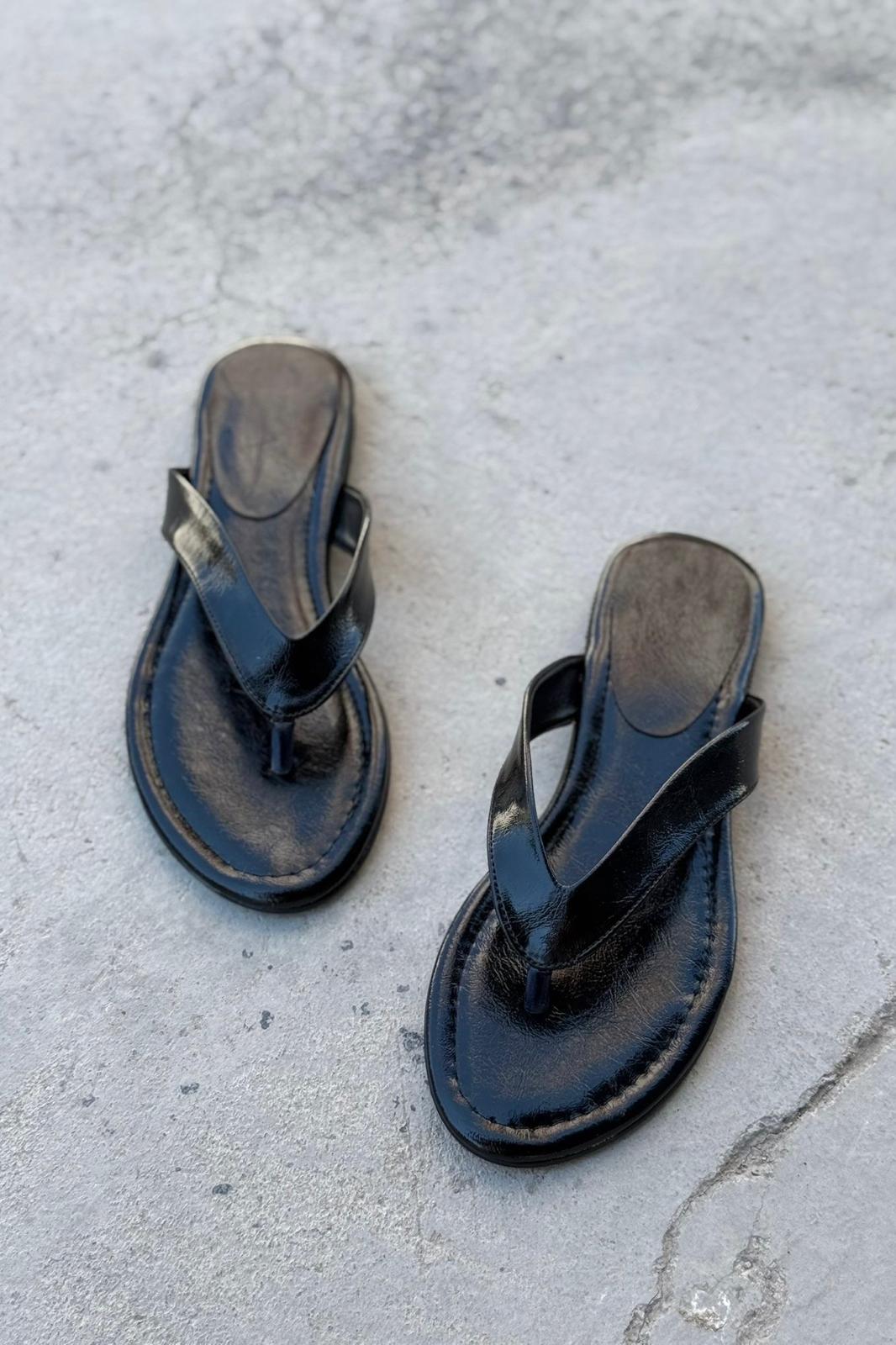 Orlen Parlak Deri Siyah Parmak Arası Düz Kadın Terlik - ILOVESHOES