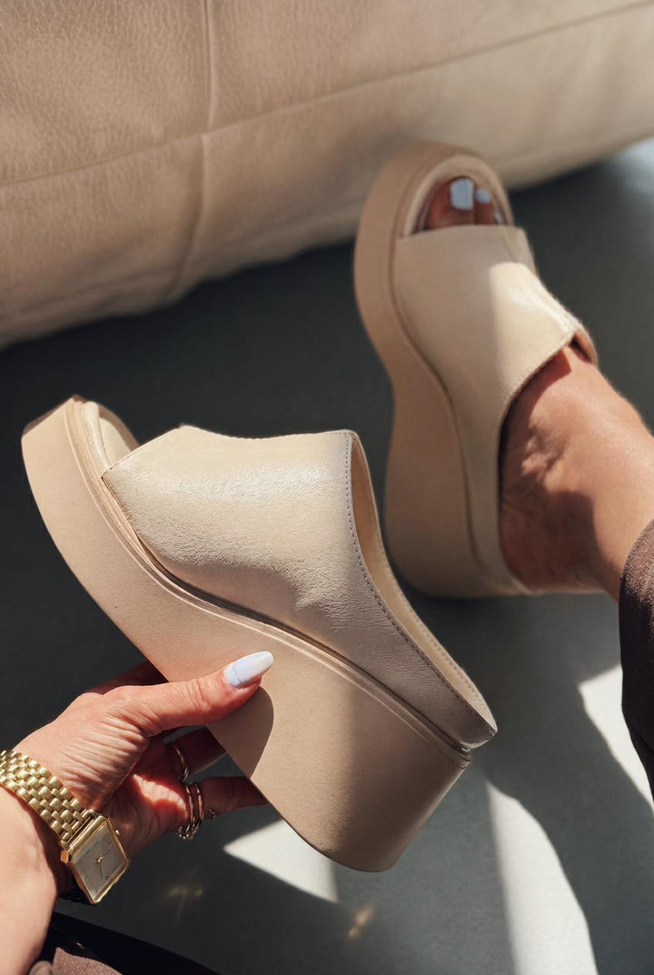 Torvyn Bej Mat Deri Kadın Dolgu Topuklu Terlik - ILOVESHOES