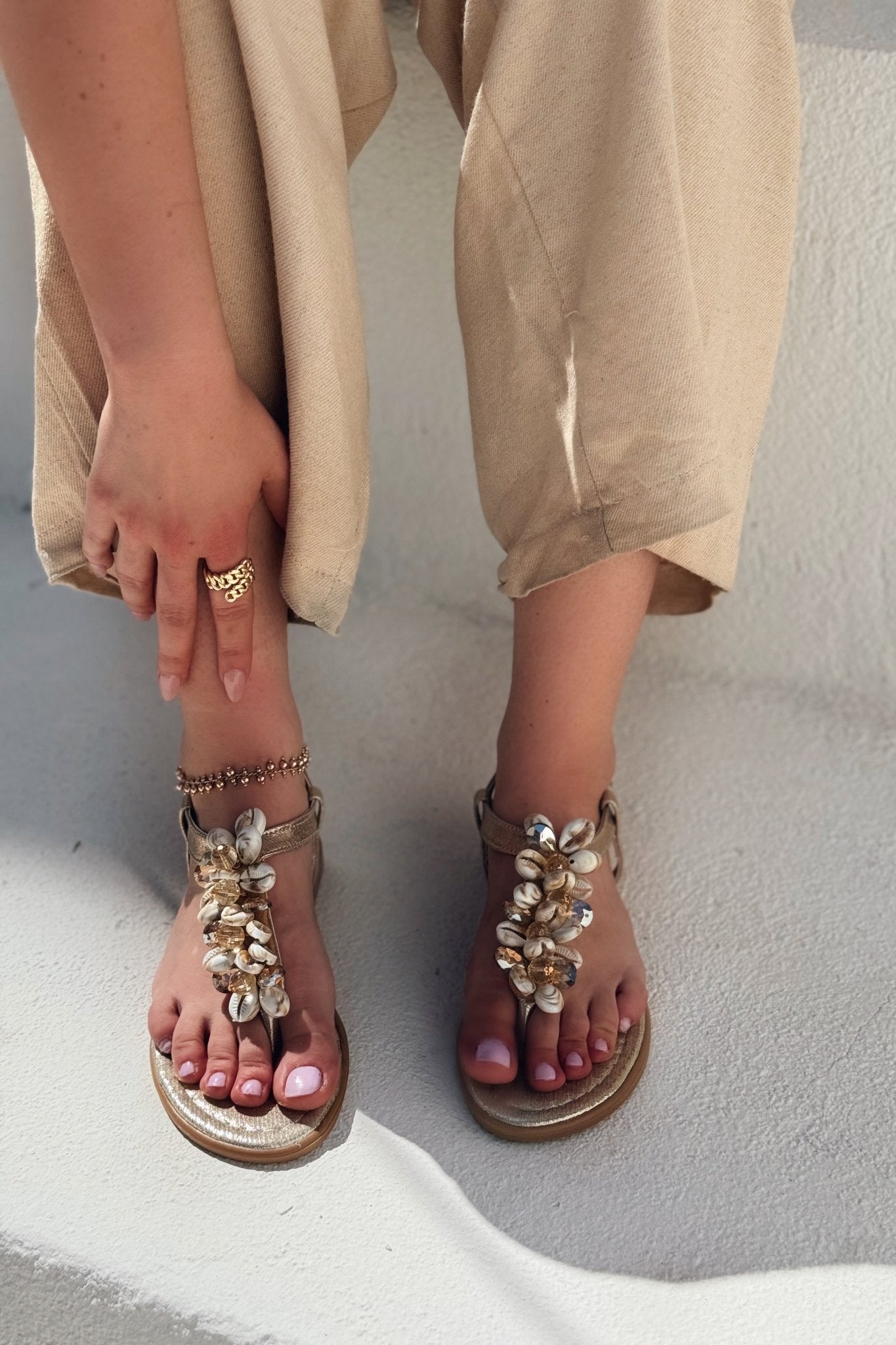Wanids Parlak Saten Gold Deniz Kabuğu Detaylı Parmak Arası Sandalet - ILOVESHOES