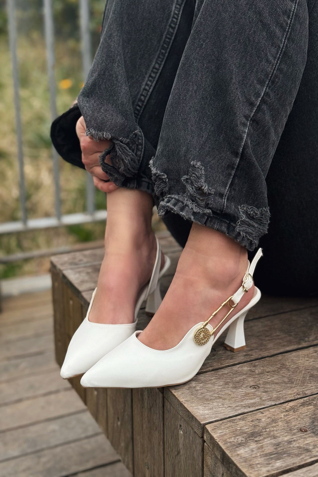 Relvor Mat Deri Beyaz Toka Detaylı Stiletto