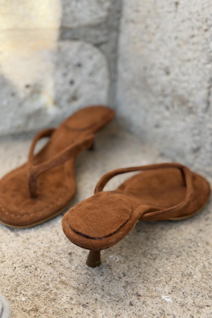 Arlene Topuklu Parmak Arası Terlik Taba Süet - ILOVESHOES
