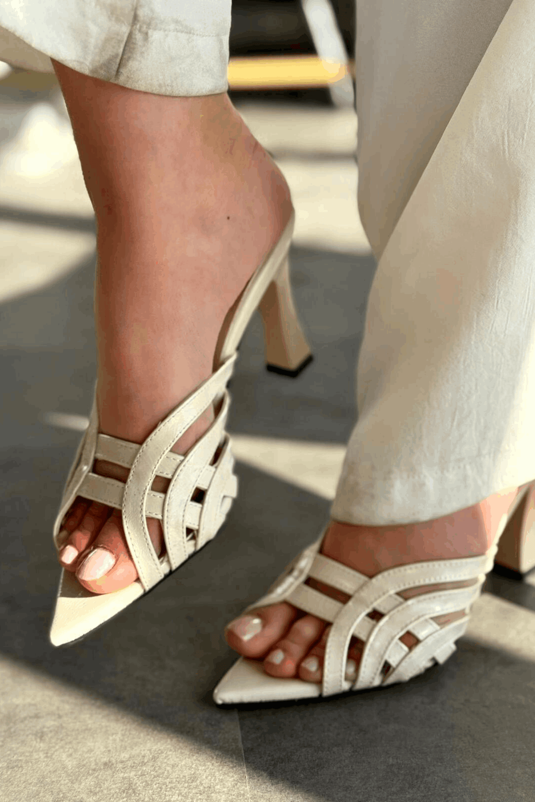 Lumon Parlak Deri Bej Bant Detaylı Topuklu Terlik