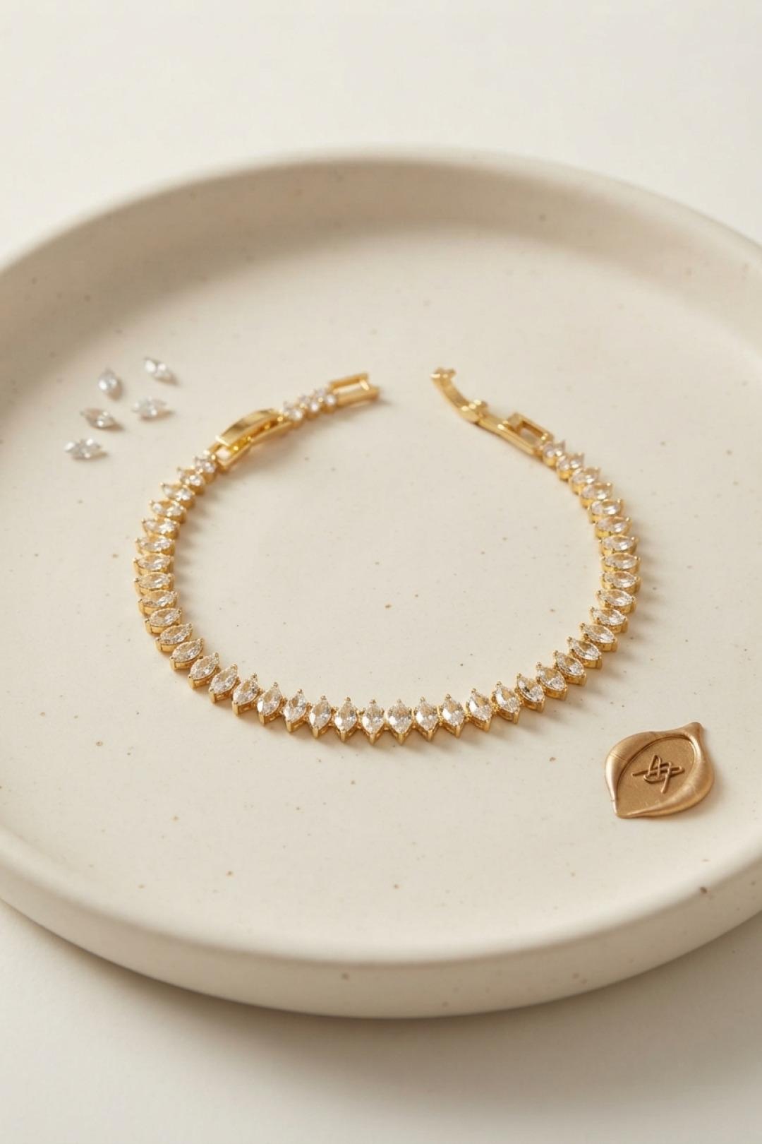 ILS-1203-Pirinç Gold Renk Arpa Zirkon Taşlı Su Yolu Kadın Bileklik
