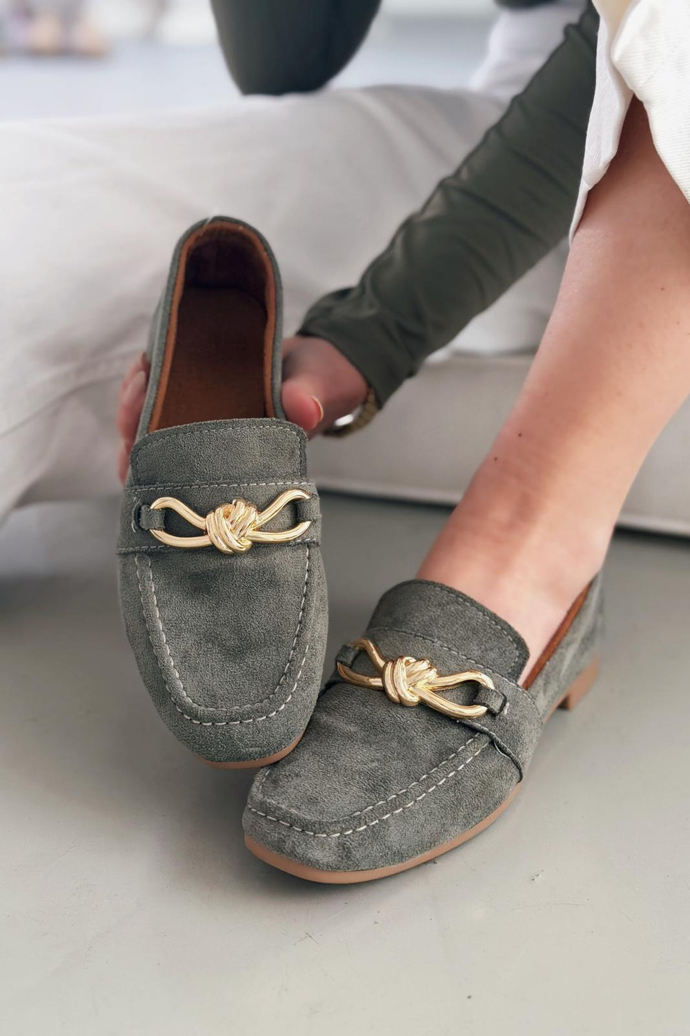 Avelis Kadın Loafer Haki Süet Fiyonk Detaylı - ILOVESHOES