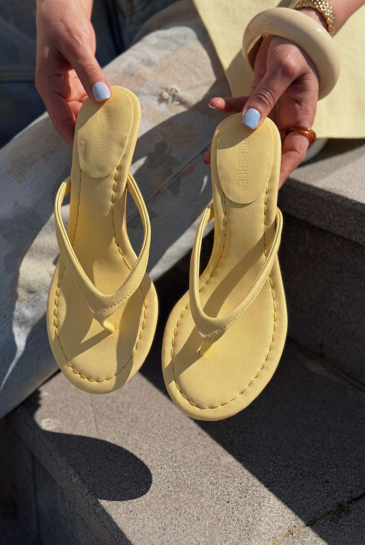 Arlene Sarı Mat Deri Kadın Parmak Arası Topuklu Terlik - ILOVESHOES