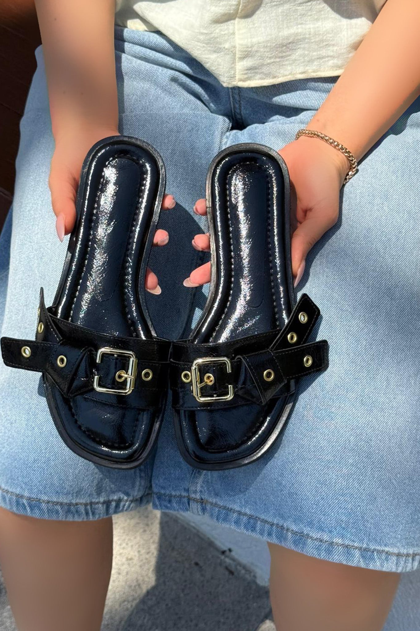 Samaris Parlak Deri Siyah Toka Detaylı Kadın Terlik - ILOVESHOES