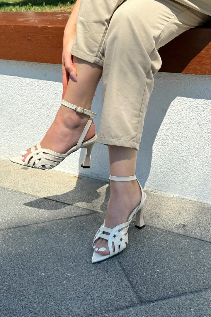 Ronel Parlak Deri Bej Bant Detaylı Topuklu Ayakkabı - ILOVESHOES