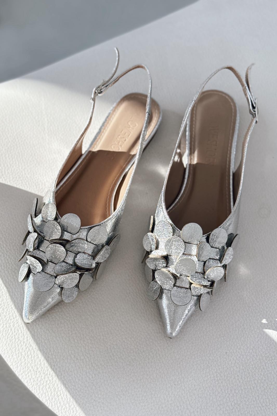 Monira Parlak Deri Gümüş Aplike Detaylı Babet - ILOVESHOES