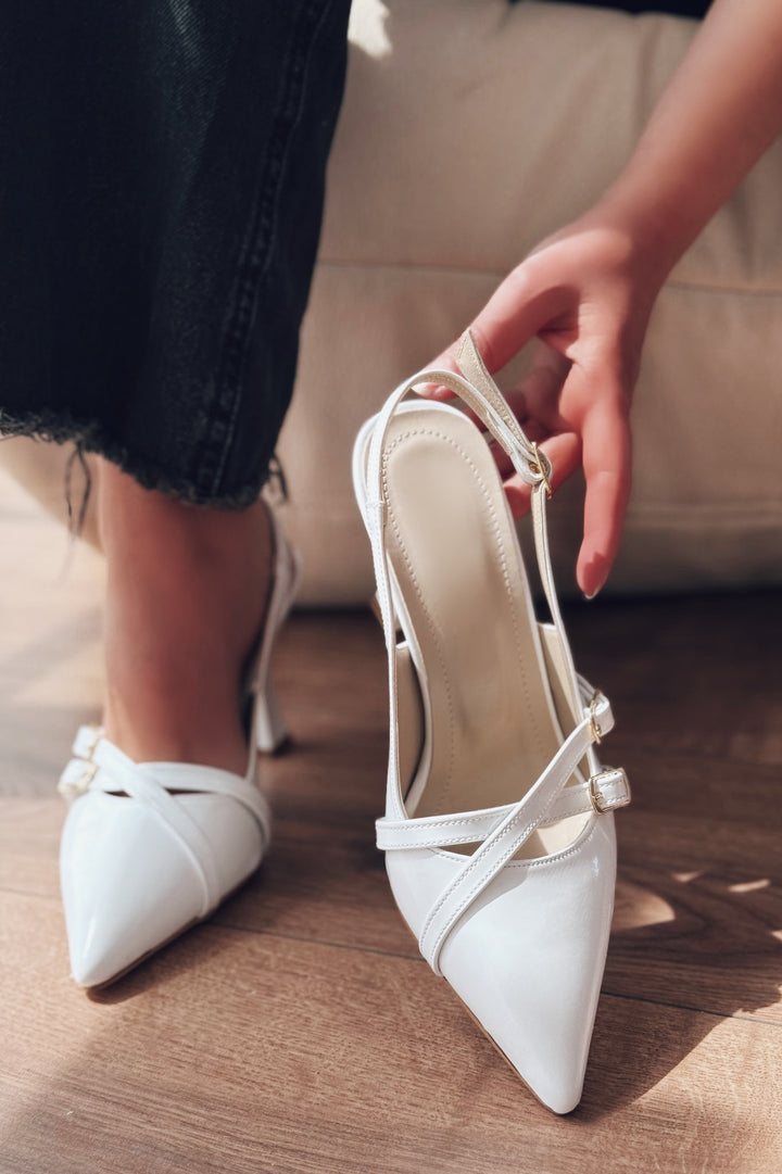 Jolira Rugan Beyaz Toka Detaylı Stiletto