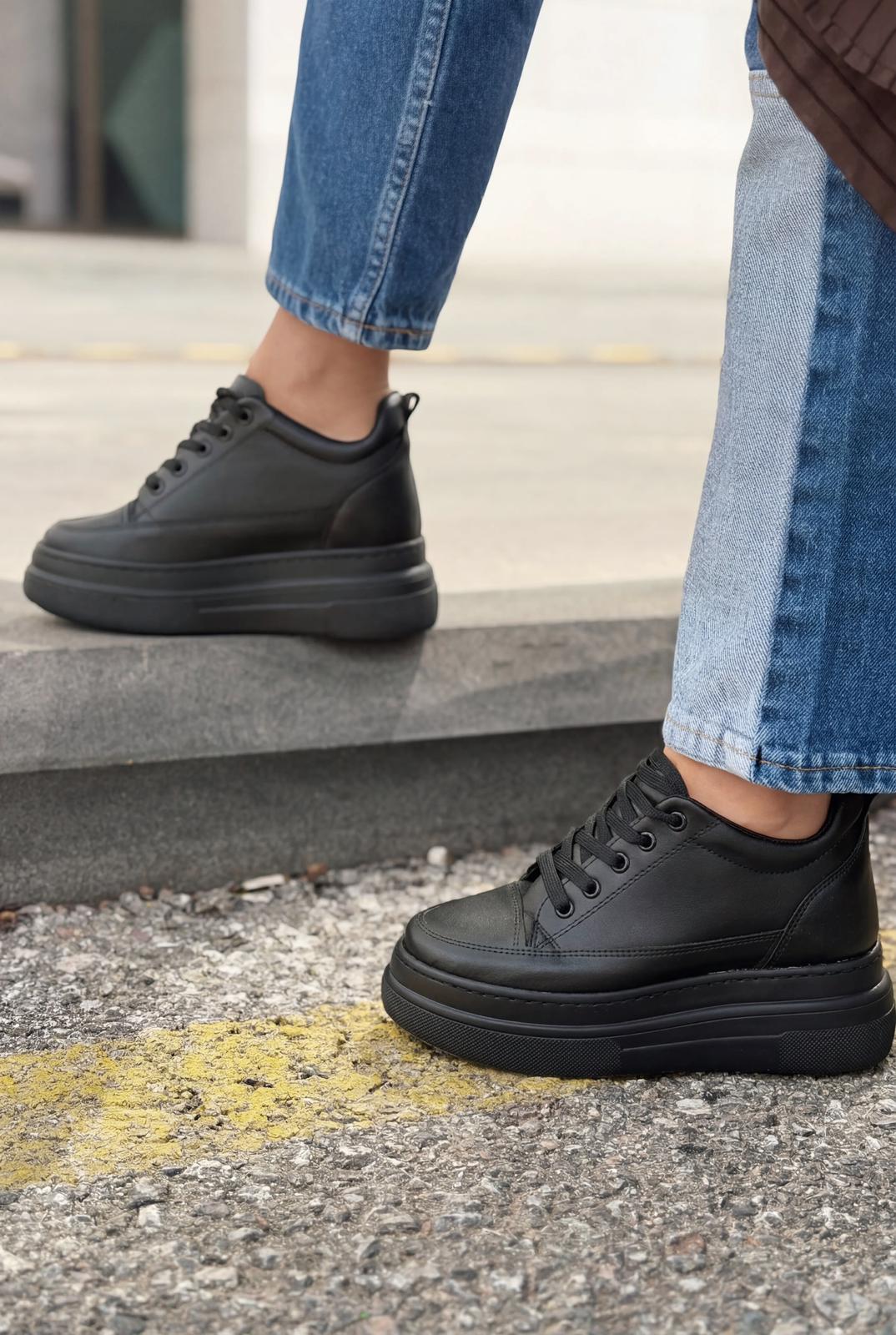 Korin Kadın Spor Ayakkabı Siyah Mat Deri Gizli Topuklu - ILOVESHOES