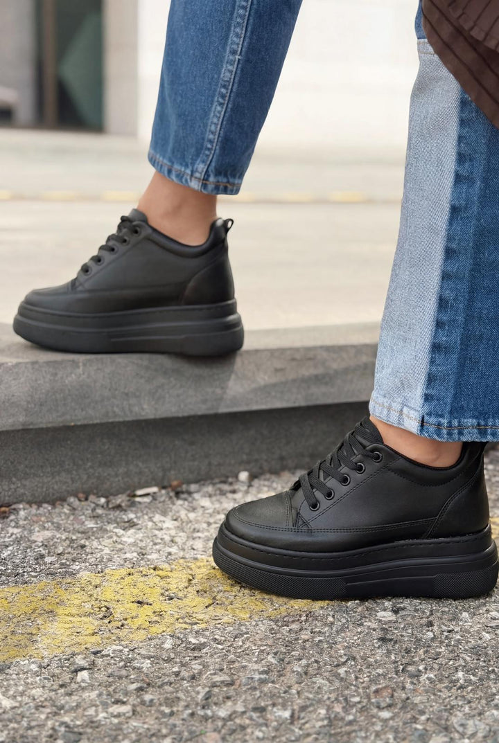 Korin Kadın Spor Ayakkabı Siyah Mat Deri Gizli Topuklu - ILOVESHOES