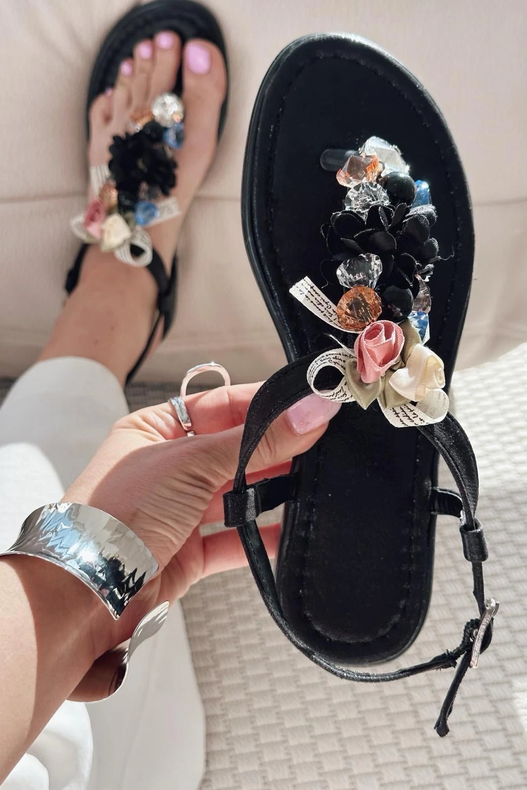 Pesvo Parlak Saten Çiçek Detaylı Kadın Sandalet Siyah - ILOVESHOES