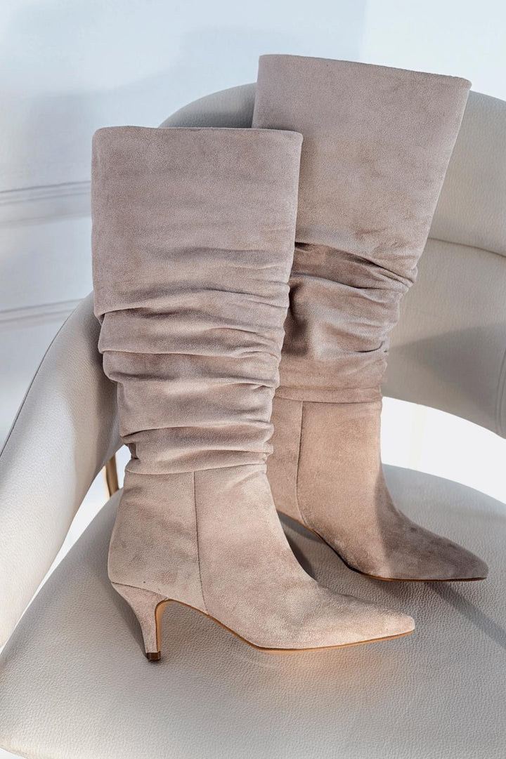 Sollet Süet Kısa Topuklu Körüklü Bej Çizme - ILOVESHOES