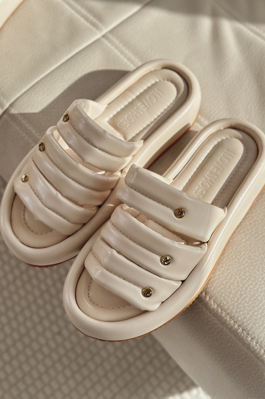 Laursa Mat Deri Taş Detaylı Kadın Terlik Bej - ILOVESHOES