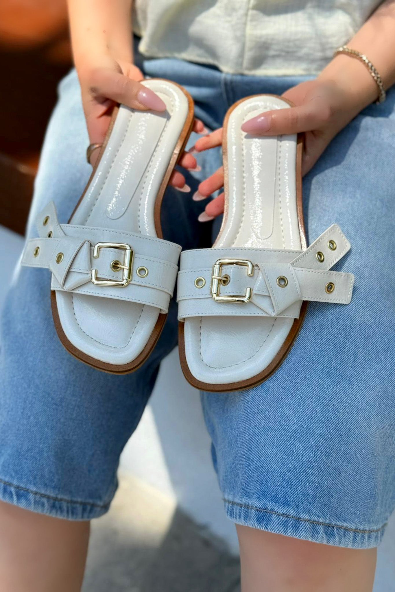 Samaris Parlak Deri Bej Toka Detaylı Kadın Terlik - ILOVESHOES